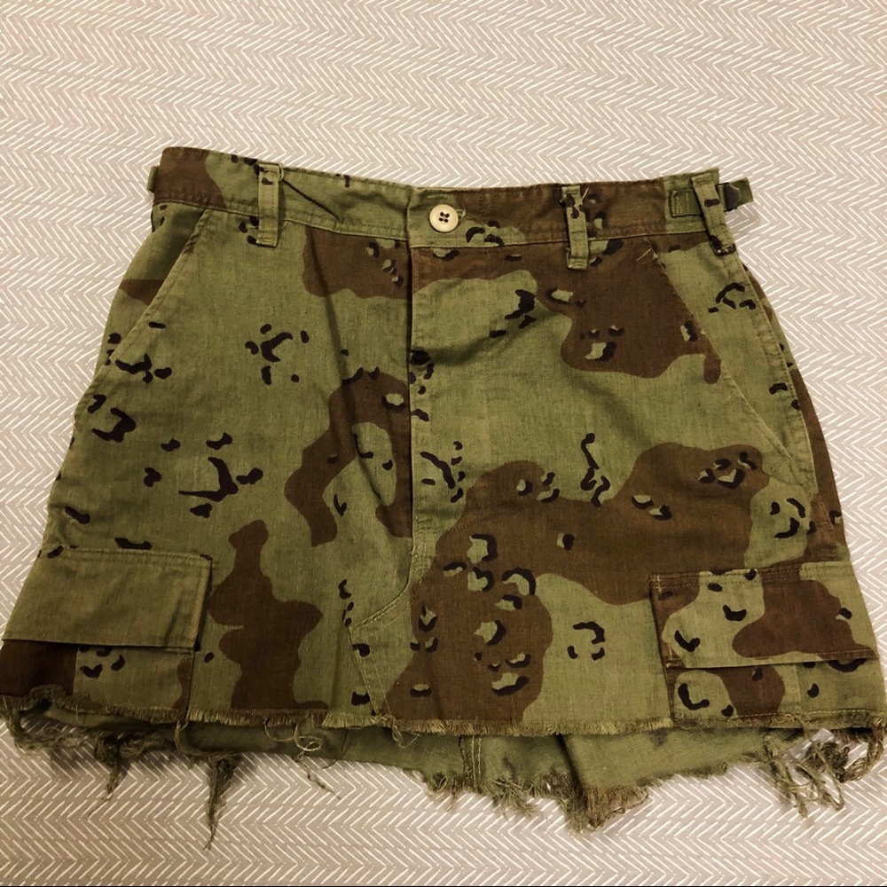 Camo fray-edge mini skirt